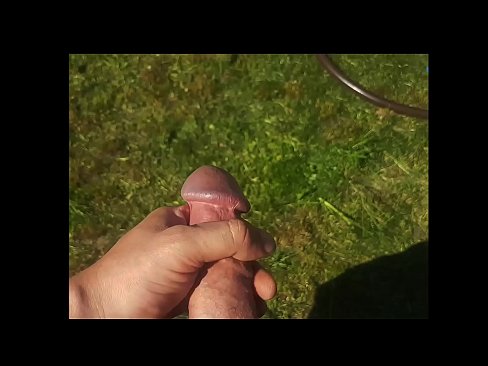 ❤️ Vruća zgodnica jebe svoju ružičastu macu i svršava špricom u ljetnom vrtu ❤ Tvrdi porno kod nas ☑