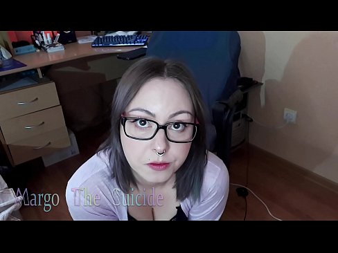 ❤️ Seksi djevojka s naočalama duboko siše dildo na kameri ❤ Tvrdi porno kod nas ☑